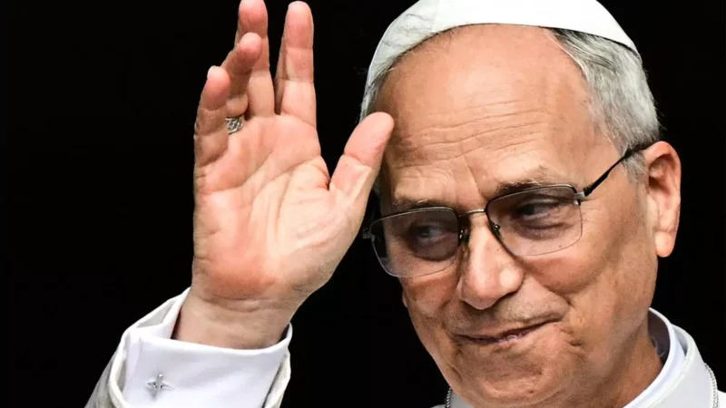 El papa llama a un «inmediato alto el fuego» tras condenar el ataque a la iglesia de Gaza